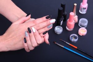 چگونه ناخن های خود را بدون رنگ کردن انگشتان خود رنگ کنید