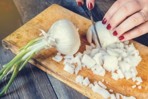 چند ترفند برای متوقف کردن گریه در هنگام برش پیاز