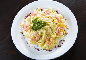 بیاموزید که چگونه اسپاگتی خامه ای خانگی درست کنید