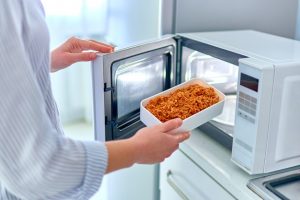 هفت غذایی که نباید آنها را در مایکروویو گرم کنید